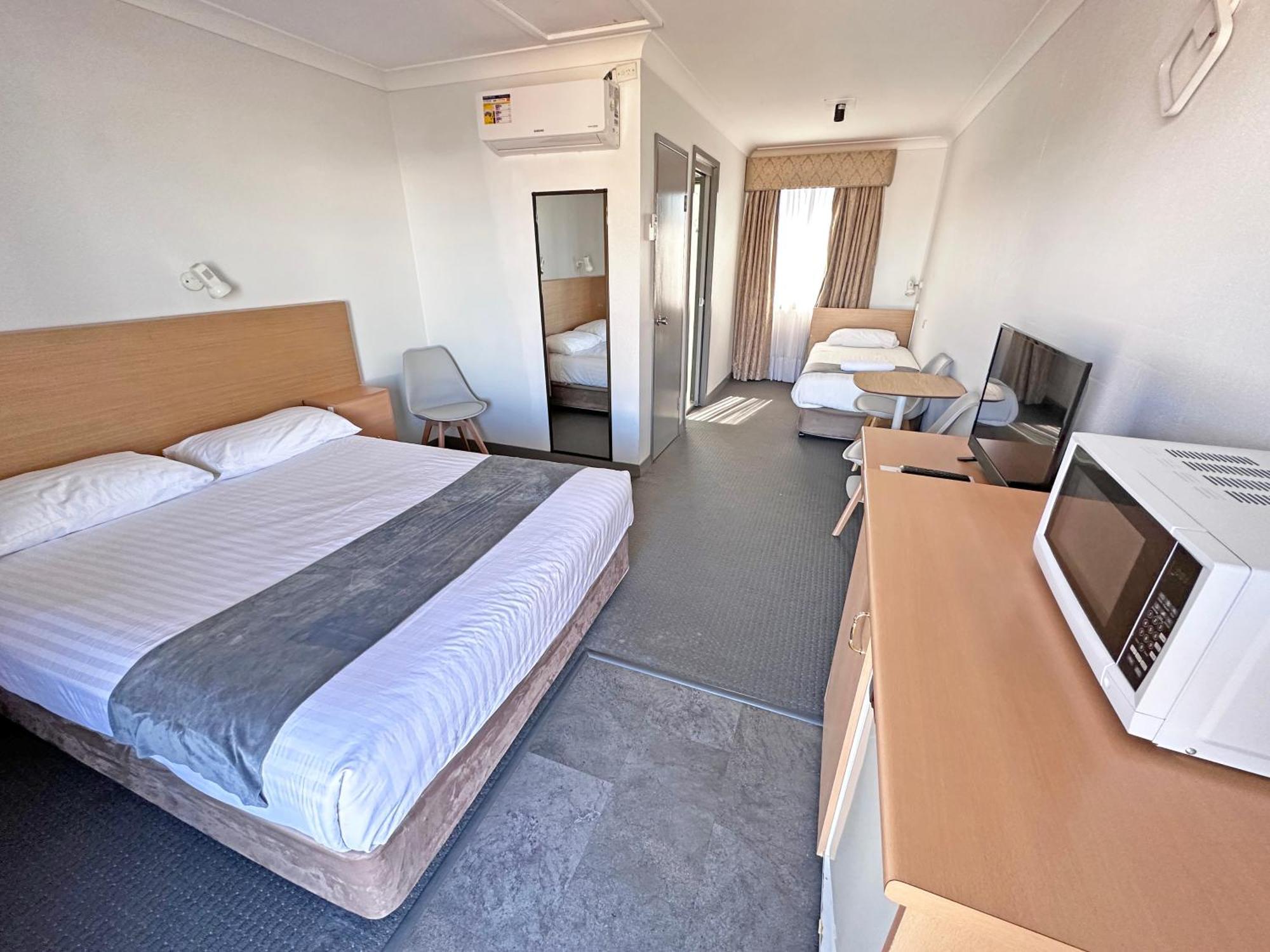 Spa Village Travel Inn Moree Esterno foto