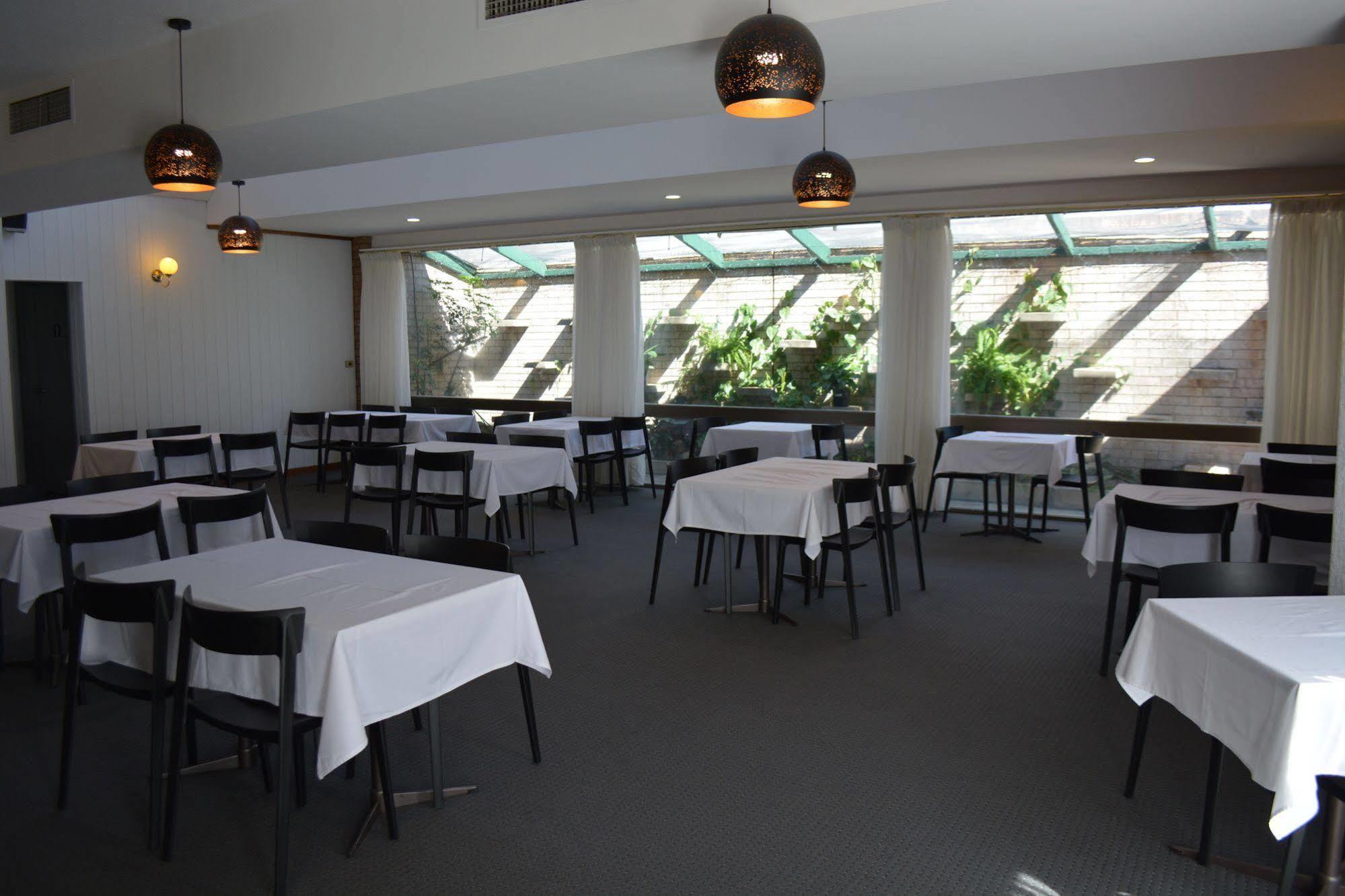 Spa Village Travel Inn Moree Esterno foto